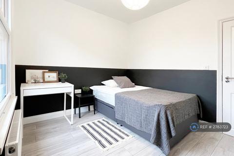 1 bedroom in a flat share to rent, Garratt Lane, Tooting Broadway, SW17