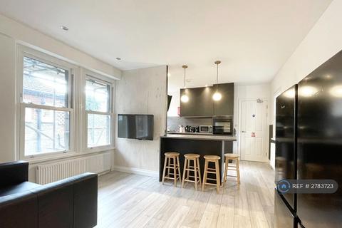 1 bedroom in a flat share to rent, Garratt Lane, Tooting Broadway, SW17