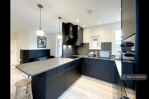 1 bedroom in a flat share to rent, Garratt Lane, Tooting Broadway, SW17