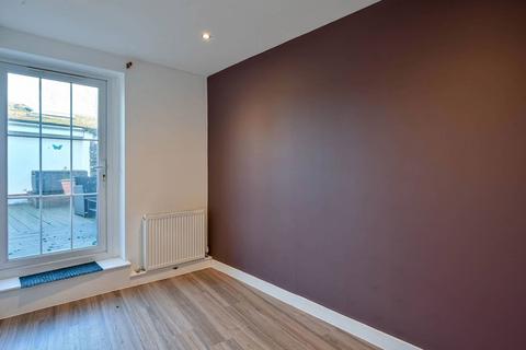 2 bedroom flat to rent, The Triangle, Kingston, Kingston upon Thames, KT1