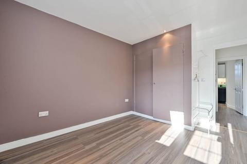 2 bedroom flat to rent, The Triangle, Kingston, Kingston upon Thames, KT1