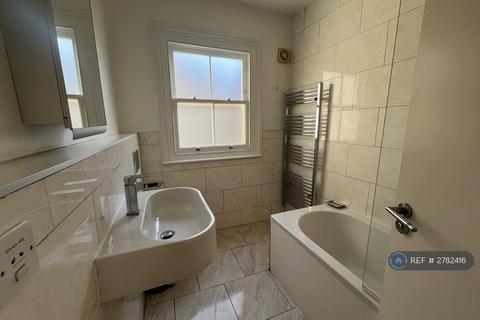 3 bedroom flat to rent, Caverswall St, London, W12