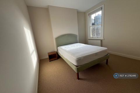 3 bedroom flat to rent, Caverswall St, London, W12