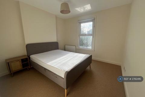 3 bedroom flat to rent, Caverswall St, London, W12