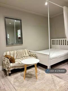 Studio to rent, Yonge Park, London, N4