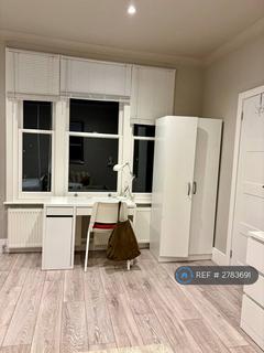 Studio to rent, Yonge Park, London, N4