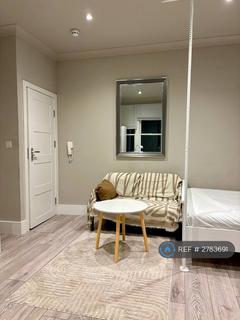 Studio to rent, Yonge Park, London, N4