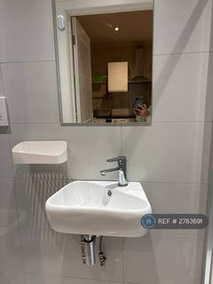Studio to rent, Yonge Park, London, N4