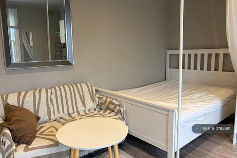 Studio to rent, Yonge Park, London, N4