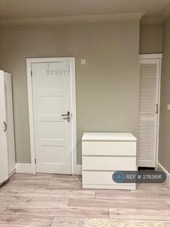 Studio to rent, Yonge Park, London, N4