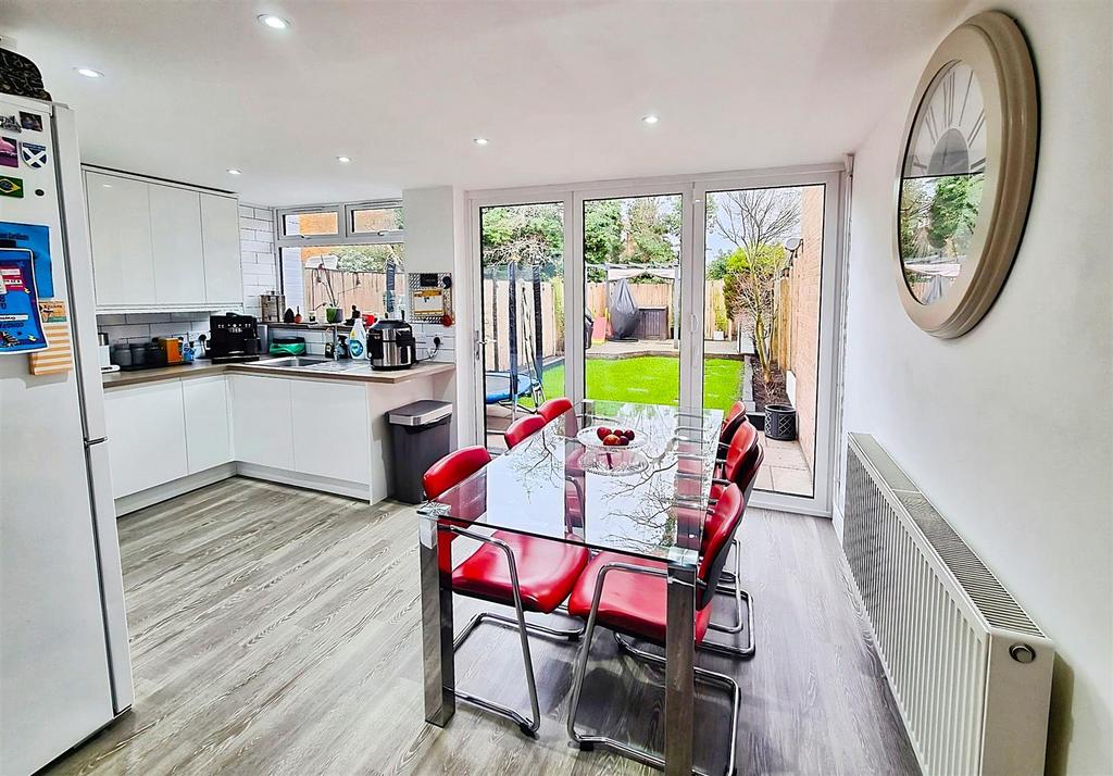Modern Fitted Kitchen/Diner