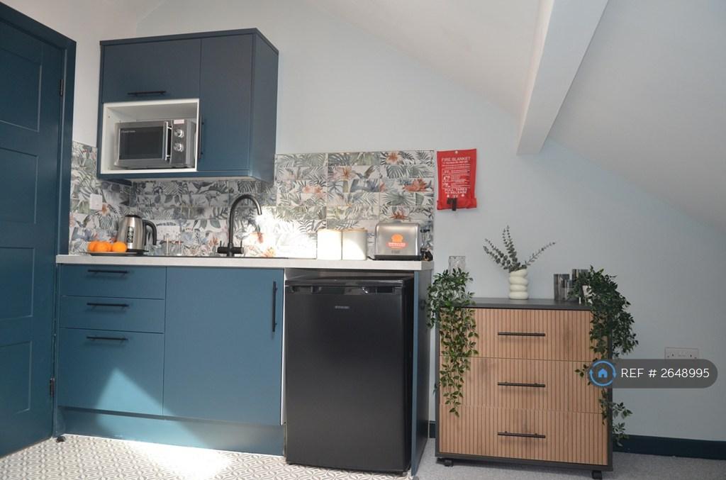 Room 7 Kitchenette