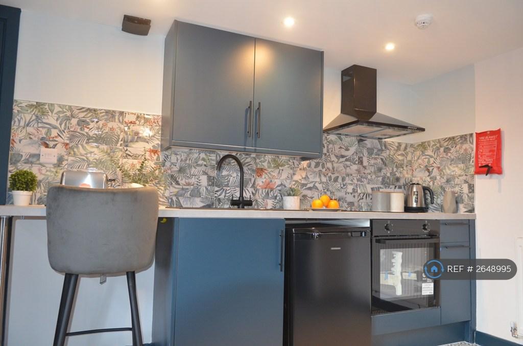 Room 5 Kitchenette