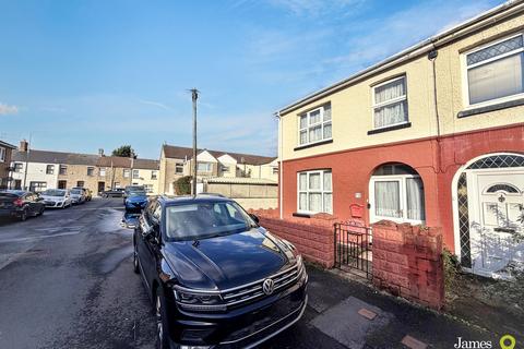 3 bedroom end of terrace house for sale, King Street, Cardiff CF15