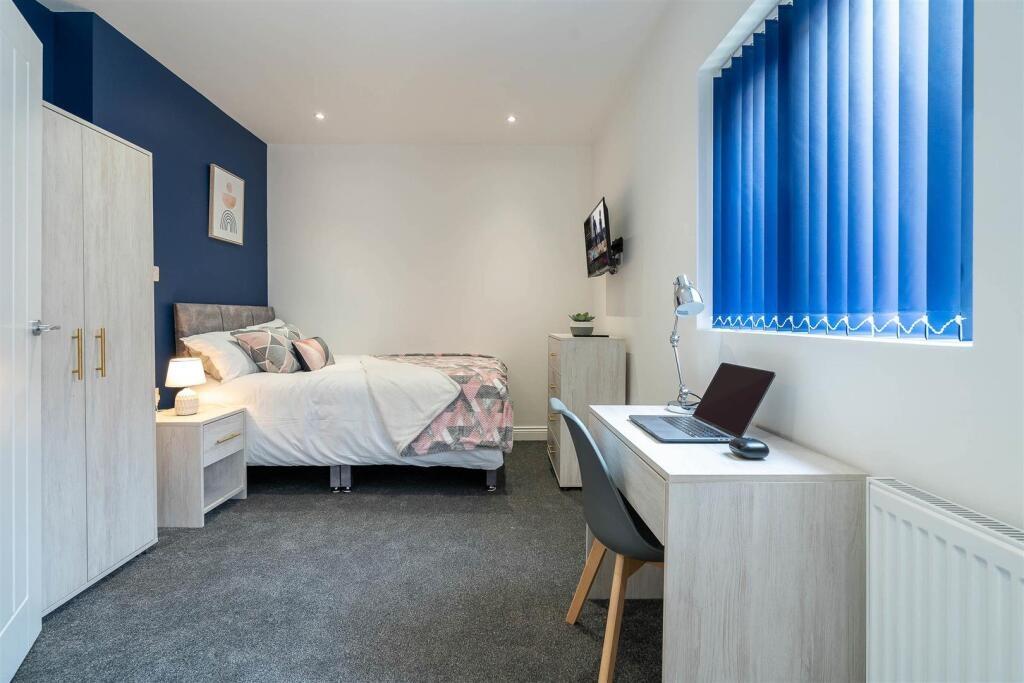 Bright, modern double bedroom with a comfortabl...