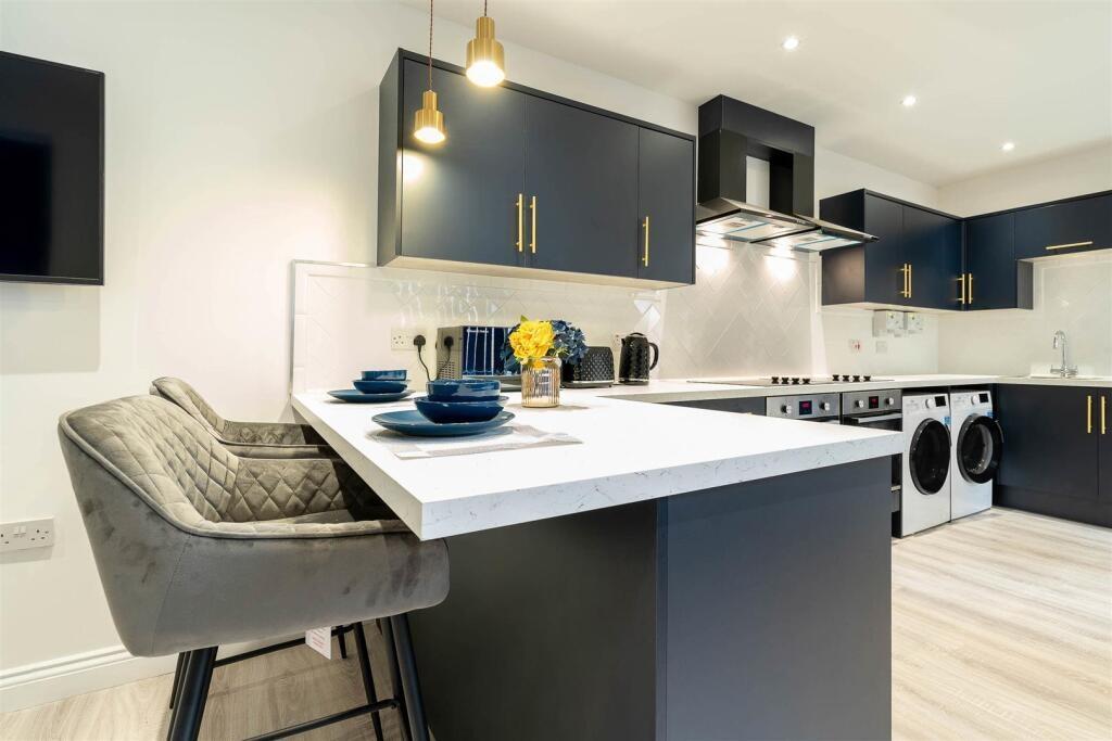 Modern open-plan kitchen with a breakfast bar, ...
