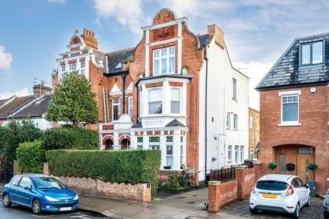 undefined, Wellington Road, Hampton TW12