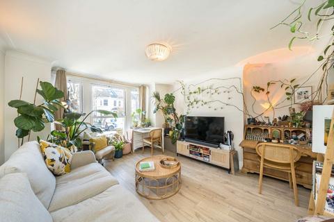 2 bedroom flat to rent, Earlsfield Road, London SW18