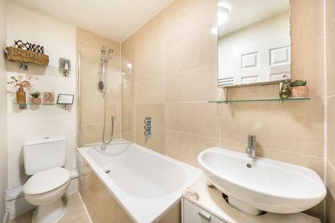 2 bedroom flat to rent, Earlsfield Road, London SW18