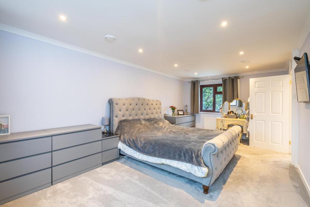 Bedroom 1 (2).jpg