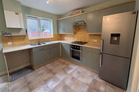 3 bedroom semi-detached house to rent, Middlemost Close, Huddersfield
