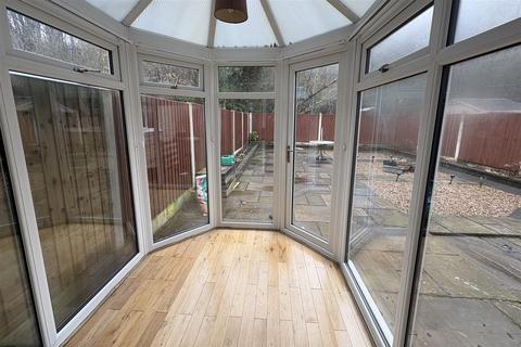 3 bedroom semi-detached house to rent, Middlemost Close, Huddersfield