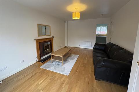 3 bedroom semi-detached house to rent, Middlemost Close, Huddersfield