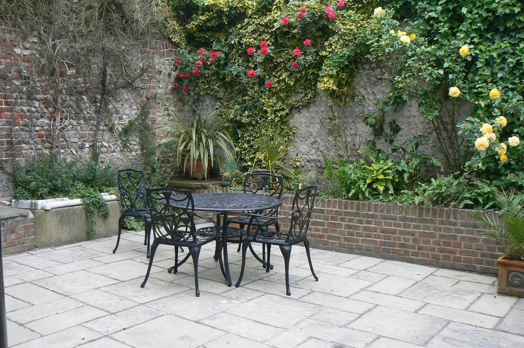 44 Devonshire Place - communal garden area.jpg