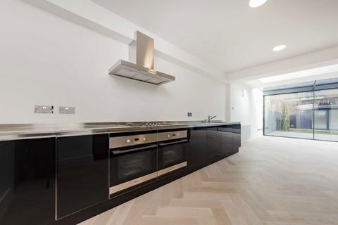 3 bedroom flat to rent, Fordwych Road, London NW2