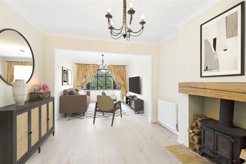 4 bedroom detached house to rent, Horsell Way, Woking GU21