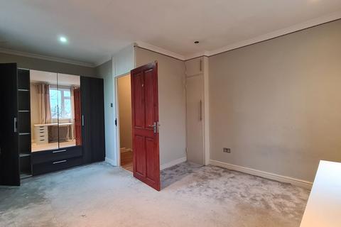 2 bedroom flat to rent, Bennett Street, Chiswick, W4