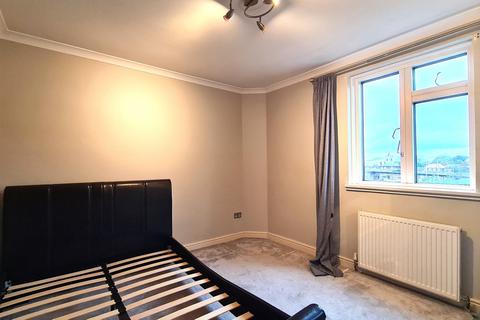 2 bedroom flat to rent, Bennett Street, Chiswick, W4