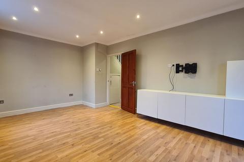 2 bedroom flat to rent, Bennett Street, Chiswick, W4