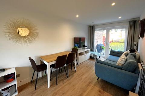 3 bedroom terraced house to rent, De Lara Way, Woking GU21