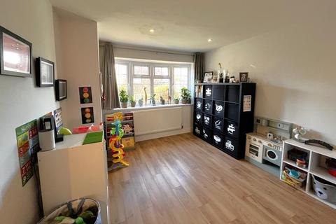 3 bedroom terraced house to rent, De Lara Way, Woking GU21