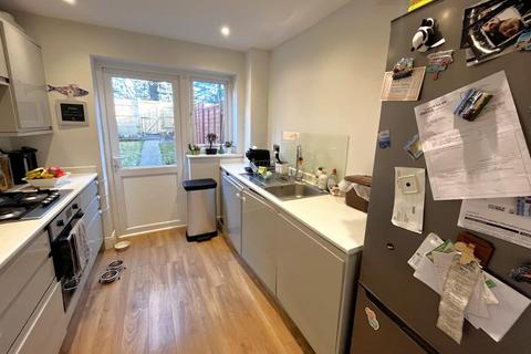 3 bedroom terraced house to rent, De Lara Way, Woking GU21