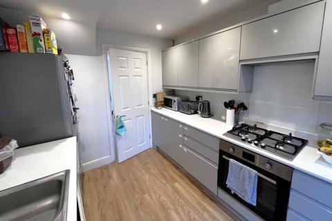 3 bedroom terraced house to rent, De Lara Way, Woking GU21