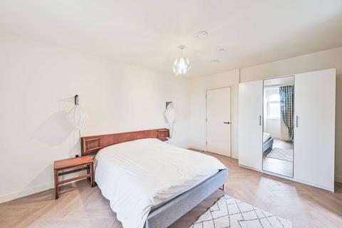 2 bedroom flat to rent, Ballards Lane, Church End, London, N3