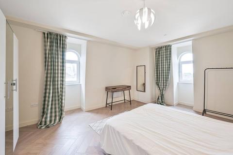 2 bedroom flat to rent, Ballards Lane, Church End, London, N3