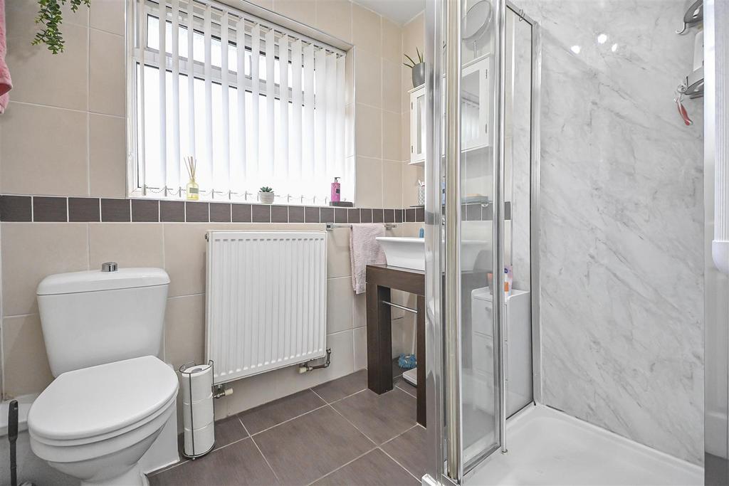 11 Midland Close Bathroom.jpg