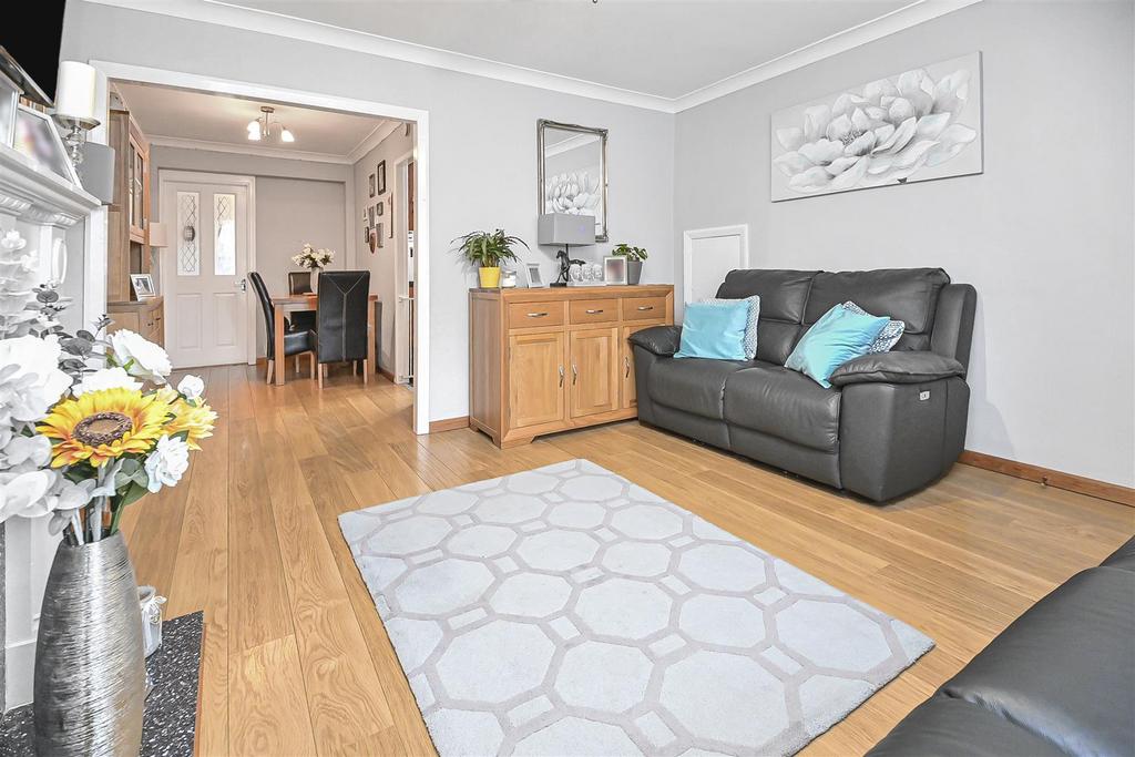 11 Midland Close Front Lounge (1).jpg