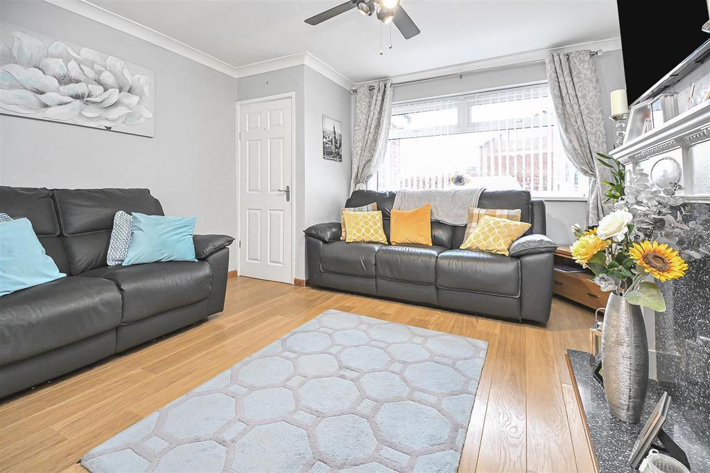 11 Midland Close Front Lounge (3).jpg