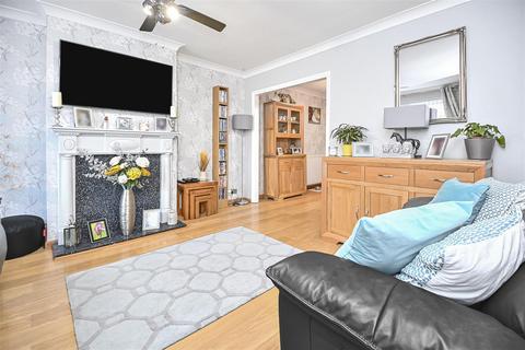 3 bedroom semi-detached house for sale, Midland Close, Leigh