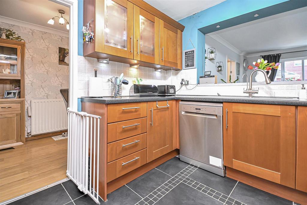 11 Midland Close Kitchen (1).jpg