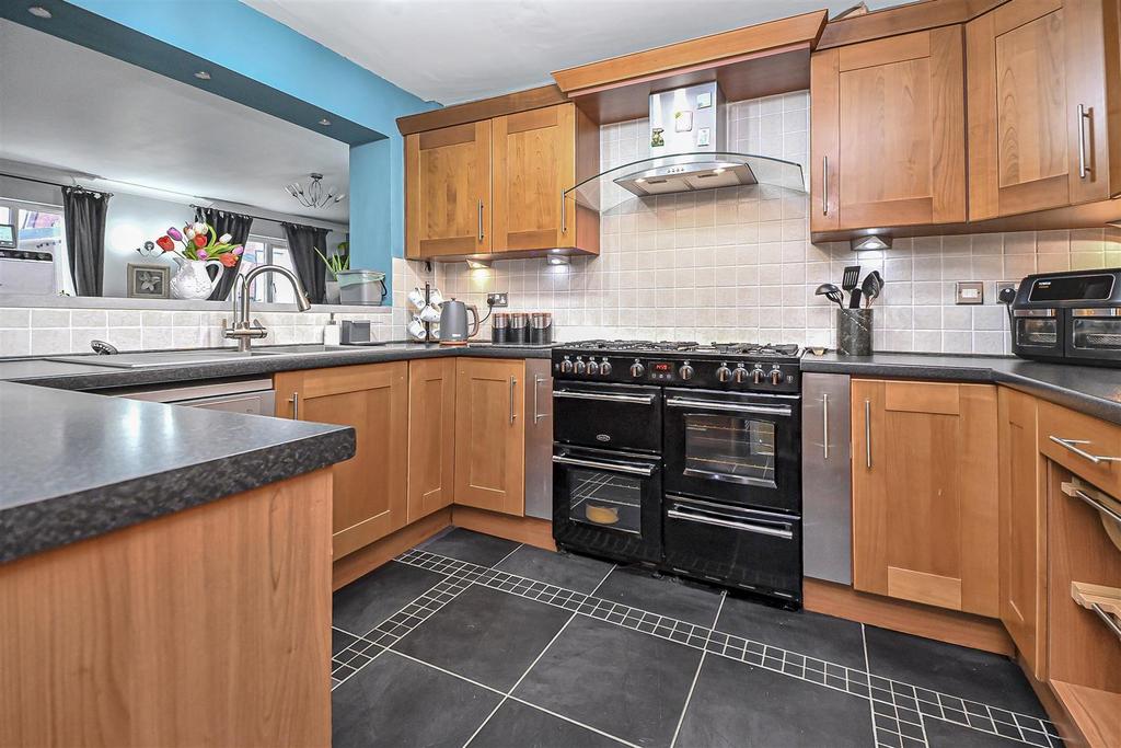 11 Midland Close Kitchen (2).jpg