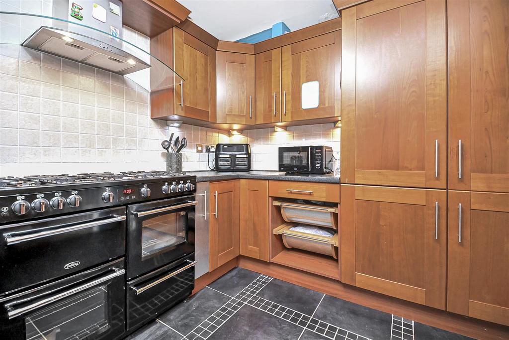 11 Midland Close Kitchen (4).jpg