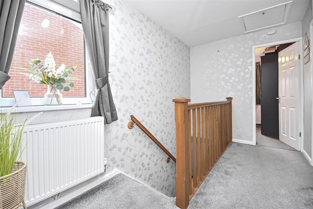 11 Midland Close Landing.jpg