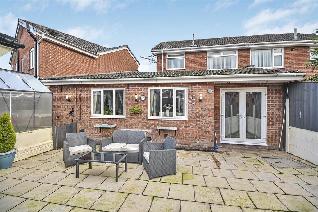 11 Midland Close Rear of Property.jpg