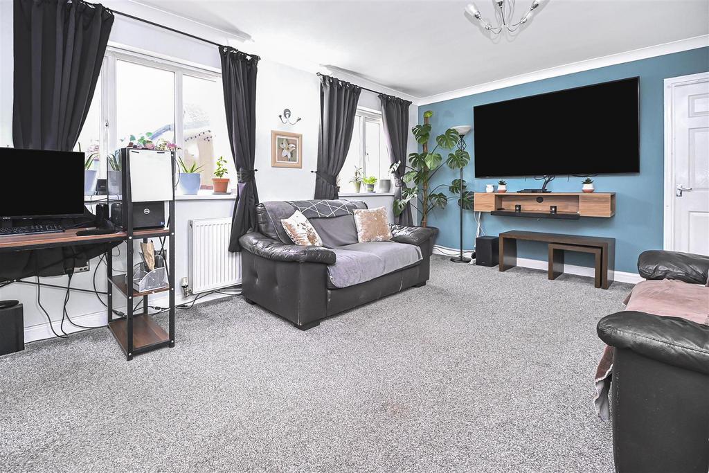 11 Midland Close Rear Lounge (1).jpg