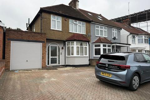 1 bedroom in a house share to rent, Dollis Road, London NW7